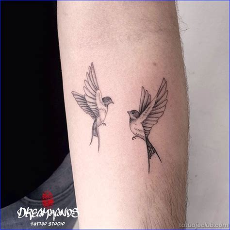 golondrinas tatuajes|Tatuajes de golondrinas: Significado y mejores diseños